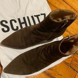 Beautiful suede pointed Schutz booties in light brown